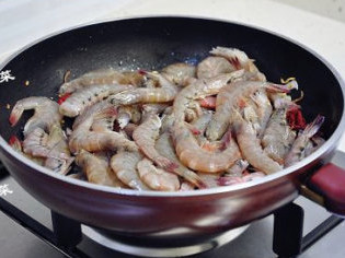 9、#八珍盛宴#醉美食光繁如花之啤酒海参虾,放入海虾，开大火翻炒。
