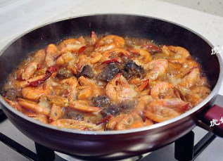 12、#八珍盛宴#醉美食光繁如花之啤酒海参虾,煮至汤汁收半，加入海参段，再中火焖煮到汤汁浓稠即可。