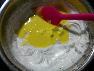 6、可可海绵杯子蛋糕,把蛋黄糊倒入蛋清盆中