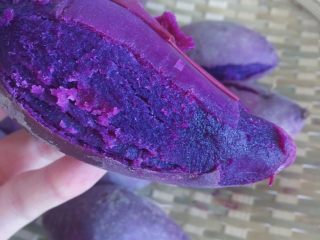 4、自制紫薯粉,紫薯在蒸的过程会炸开外皮 很容易就能够去皮