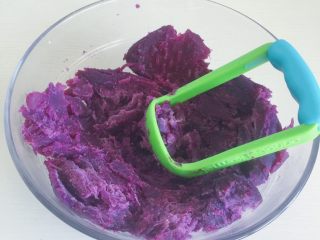 6、自制紫薯粉,用研磨勺捣成泥状