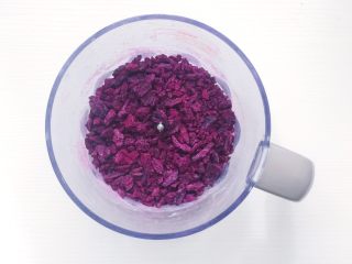 12、自制紫薯粉,将烤好的紫薯掰成小块放入料理机(这个时候才知道破壁机的重要 因为破壁机真的比搅拌机省事儿)