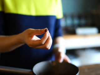 3、抹茶红豆蛋糕卷＆抹茶鸡尾酒,加入糖和盐，煮至红豆完全软烂，水分基本蒸干即可。煮好的蜜红豆冷却待用