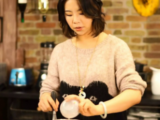 6、抹茶红豆蛋糕卷＆抹茶鸡尾酒,加入牛奶拌匀