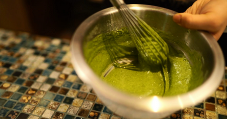 7、抹茶红豆蛋糕卷＆抹茶鸡尾酒,筛入面粉和抹茶粉，拌匀成蛋黄面糊