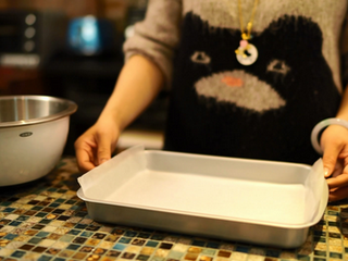 8、抹茶红豆蛋糕卷＆抹茶鸡尾酒,准备好长方形烤盘，铺上烘焙纸，烤箱预热180°C