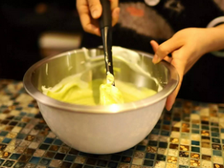 10、抹茶红豆蛋糕卷＆抹茶鸡尾酒,将1/3蛋清倒入蛋黄糊翻拌，再倒回剩下的蛋清中翻拌均匀