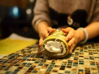 16、抹茶红豆蛋糕卷＆抹茶鸡尾酒,卷起后用保鲜膜包裹起来，送入冰箱冷藏至少1小时定型