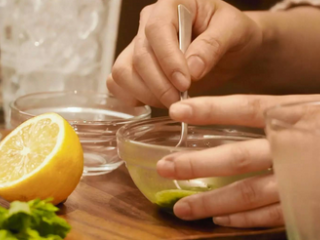 18、抹茶红豆蛋糕卷＆抹茶鸡尾酒,抹茶鸡尾酒：将抹茶粉和热水混合拌匀