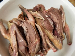 8、红枣枸杞乳鸽汤,放汤体里码放好