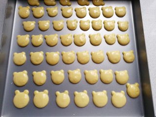 11、小熊柠檬蛋黄饼干,然后依次挤完所有的蛋糊；