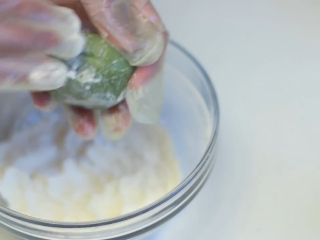 19、綠茶紅豆冰皮月餅,揉圆,沾上糕米粉