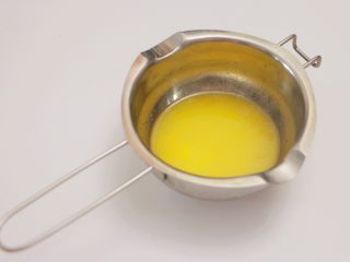 1、百香果柠檬玛德琳,黄油隔热水融化备用