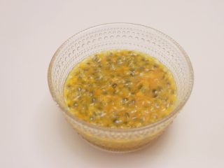 2、百香果柠檬玛德琳,百香果对半切开,取出果肉