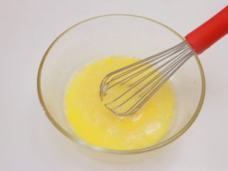 3、百香果柠檬玛德琳,鸡蛋嗑入搅拌盆中,用打蛋器打散成蛋液