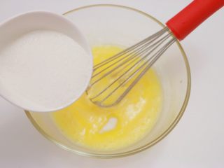 4、百香果柠檬玛德琳,分次加入细砂糖