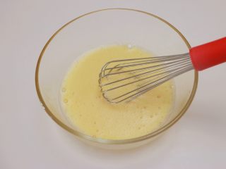 5、百香果柠檬玛德琳,充分搅拌至细砂糖融化,蛋液呈现略微浓稠发白的蛋糊