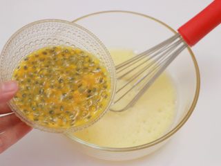 6、百香果柠檬玛德琳,加入百香果液与果籽,拌匀