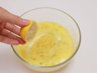 7、百香果柠檬玛德琳,挤入半个柠檬汁,拌匀