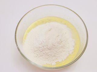 8、百香果柠檬玛德琳,将低筋面粉、杏仁粉和泡打粉混合过筛到盆中