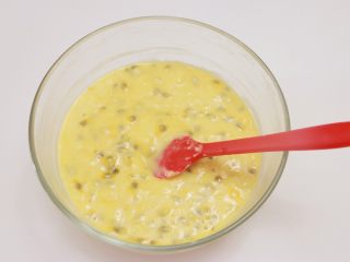 9、百香果柠檬玛德琳,翻拌成均匀的面糊