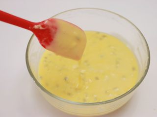 11、百香果柠檬玛德琳,搅拌至黄油与面糊充分融合,看不到油脂的状态,拌好的面糊可顺滑滴落