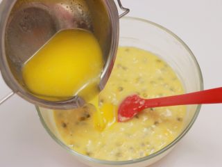 10、百香果柠檬玛德琳,加入融化的黄油