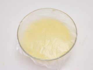 12、百香果柠檬玛德琳,做好的面糊盖上保鲜膜,静置15分钟