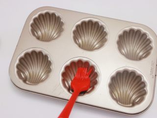 13、百香果柠檬玛德琳,模具先刷一层薄薄的黄油