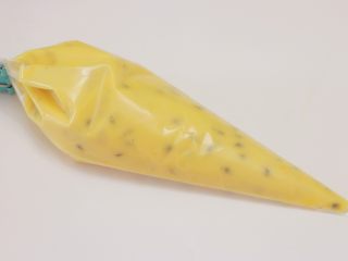 15、百香果柠檬玛德琳,将面糊装入裱花袋中