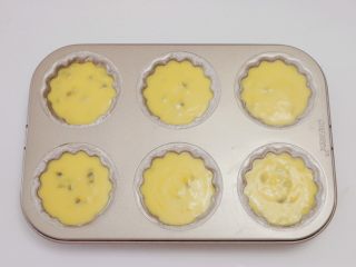 16、百香果柠檬玛德琳,裱花袋剪个小口,将面糊挤入模具约八九分满即可