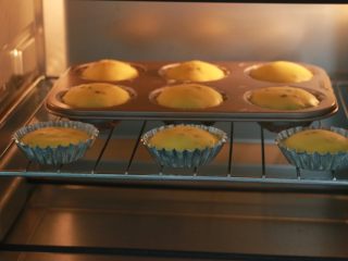 17、百香果柠檬玛德琳,烤箱提前预热至170度,将模具放入烤箱中层,170度,烤15分钟左右(面糊一盘烤不完,多出3个蛋挞模具的量)