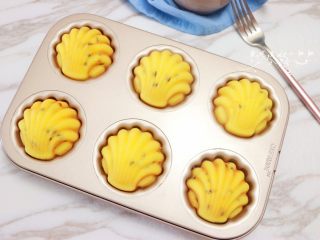 18、百香果柠檬玛德琳,烤好出炉稍稍放凉即可倒扣脱模