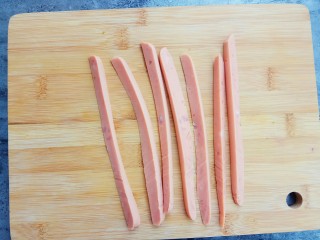 2、#咸味#芹菜鸡蛋火腿肉松饼,火腿肠切成小条备用