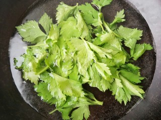 3、#咸味#芹菜鸡蛋火腿肉松饼,芹菜叶洗干净，开水入锅焯一下