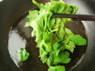 4、#咸味#芹菜鸡蛋火腿肉松饼,叶子软了就可以了