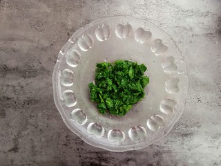 6、#咸味#芹菜鸡蛋火腿肉松饼,将芹菜叶切碎