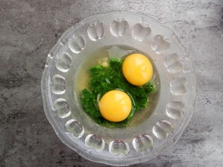 7、#咸味#芹菜鸡蛋火腿肉松饼,打入鸡蛋