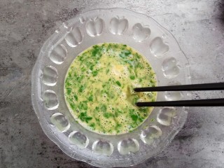 8、#咸味#芹菜鸡蛋火腿肉松饼,搅拌均匀