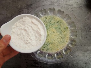 9、#咸味#芹菜鸡蛋火腿肉松饼,加入半碗水，半碗面粉
