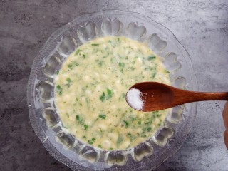 11、#咸味#芹菜鸡蛋火腿肉松饼,加入少量盐