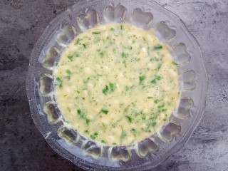 10、#咸味#芹菜鸡蛋火腿肉松饼,一起搅拌均匀