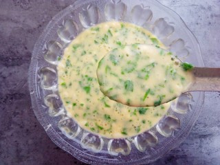 12、#咸味#芹菜鸡蛋火腿肉松饼,锅里烧热，刷油，摊上两勺面糊