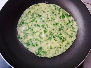 14、#咸味#芹菜鸡蛋火腿肉松饼,直到煎熟，再翻面煎一下就好了