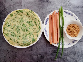 15、#咸味#芹菜鸡蛋火腿肉松饼,准备好我们烙的饼，火腿肠和肉松