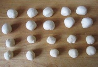 3、层层酥脆的极致诱惑---栗香梅花酥 ,分割称量:将松弛好的油皮, 油酥从冰箱拿出来,各分成18小份