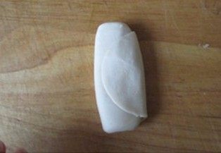 8、层层酥脆的极致诱惑---栗香梅花酥 ,将横条转为竖条,将收口向上,压平