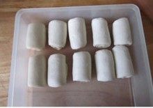 10、层层酥脆的极致诱惑---栗香梅花酥 ,再卷起, 盖上保鲜膜继续松弛十分钟