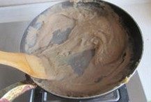 14、层层酥脆的极致诱惑---栗香梅花酥 ,不停的翻炒,直至几乎无水分,推动有些吃力为好