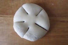 18、层层酥脆的极致诱惑---栗香梅花酥 ,将饼切成大小相同的五等份